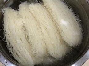 米粉用温水泡15分钟，取出沥干水分