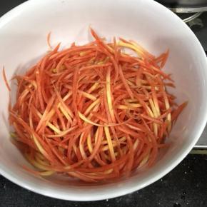 红萝卜切丝，我直接刨出来的