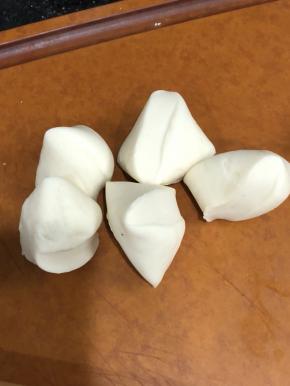 面团搓长条，分剂子擀圆