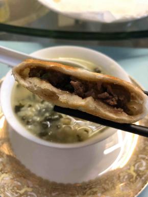 咬一口，满满的牛肉汁，皮是脆的。外酥里嫩就是这感觉