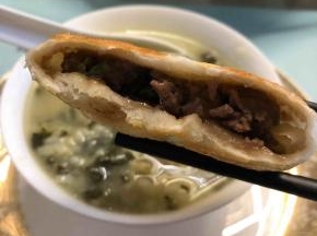 咬一口，满满的牛肉汁，皮是脆的。外酥里嫩就是这感觉