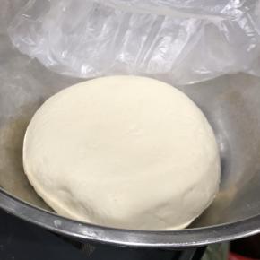 面粉加入开水和面，光滑状后盖保鲜膜醒半小时。面团醒发时准备馅料。