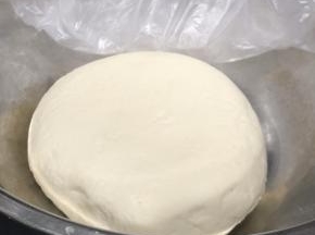 面粉加入开水和面，光滑状后盖保鲜膜醒半小时。面团醒发时准备馅料。