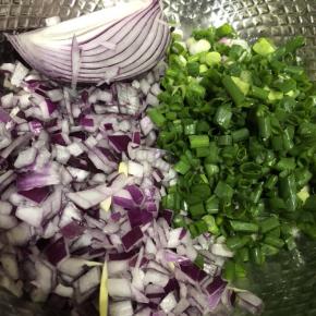 洋葱切丁，葱切成葱花