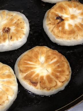 水干后要留意，煎至金黄翻面，另一面成金黄就可以起锅了