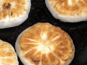 水干后要留意，煎至金黄翻面，另一面成金黄就可以起锅了