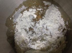 把除了黄油的其他材料放在一起