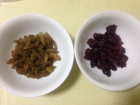 酒渍蔓越莓和葡萄干沥干水分