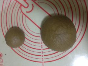 分出四分之一的面团  保鲜膜盖好