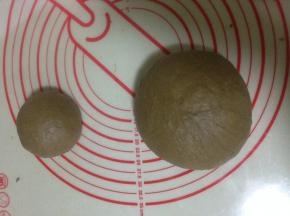 分出四分之一的面团  保鲜膜盖好