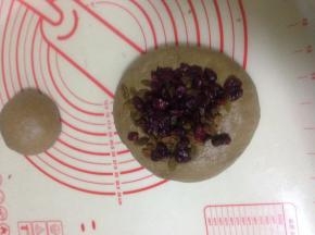 另外的面团 加入沥干水分的葡萄干和蔓越莓干