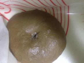 滚圆发酵至两倍大 手指沾干粉 戳洞 不回缩也不塌陷