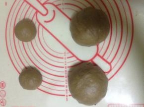 大小面团各分成两份