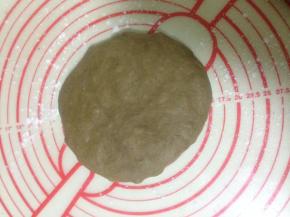 大面团排气擀成圆形厚片