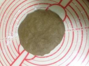 大面团排气擀成圆形厚片