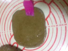 小面团也排气擀开  比大面团略大 （我做的时候是擀成一样大了 看成品 还是擀得略大一些会漂亮）刷上植物油