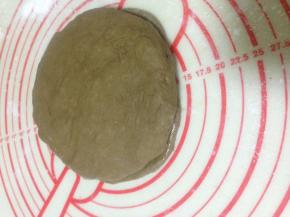 把大面团摆到上面 对齐