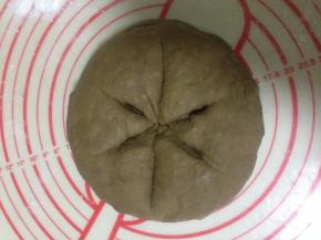 用利刀切开六瓣 边缘不要切断 一定要切到底