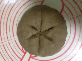 用利刀切开六瓣 边缘不要切断 一定要切到底