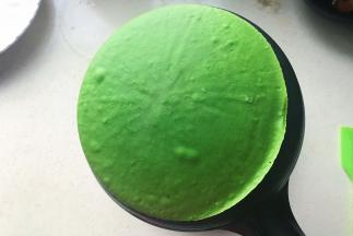 饼机轻轻盖在盆上，翻过来就成型了，一抖就会掉下来