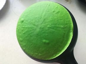 饼机轻轻盖在盆上，翻过来就成型了，一抖就会掉下来