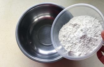 把面粉倒入盆中