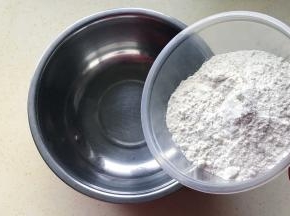 把面粉倒入盆中