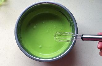 用手动打蛋器搅拌成糊状，搅打时间久一些，饼皮越有韧性