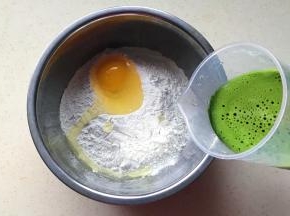 倒入菠菜汁