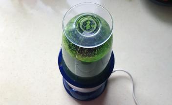 拧紧盖子，接通电源，搅打20秒左右