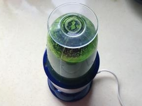 拧紧盖子，接通电源，搅打20秒左右