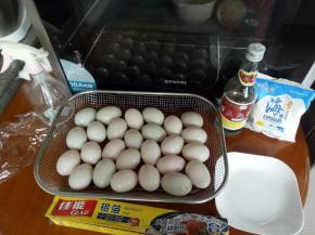 一个碟子装酒，一个碟子装盐。先放酒里滚一圈酒