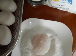 再放另一个碟滚一圈盐，这个动作要快速，不然酒会很快干了，盐裹不上去。咸蛋漏油全靠白酒