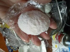 手心放一块保鲜膜，蛋放中心