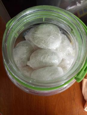 放进容器，密封起来。不能直接晒太阳，不然会臭蛋。