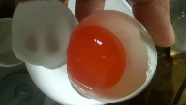 冬天温度低要45天，夏天温度高30天可以吃了。要是整个蒸着配白饭吃，那么25天可以吃了。上了35天比较咸，45天的合适做月饼和蛋黄酥。