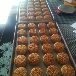 做蛋黄莲蓉月饼