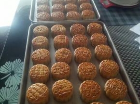 做蛋黄莲蓉月饼