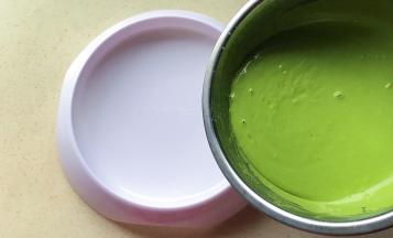 把面糊倒入饼机配套的盆中