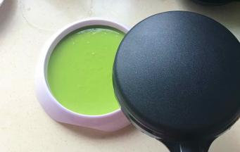 把饼机接通电源，等指示灯灭了就可以开始烙饼了