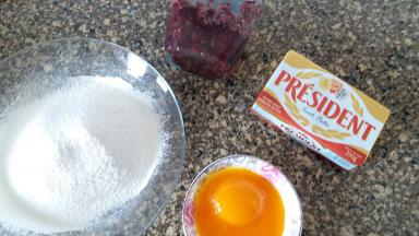 准备好食材，玫瑰花酱是自制的，因为烤了蛋白糖，饼干就用了两个蛋黄，亲们可以用整颗蛋