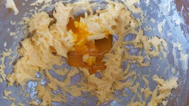 分三次加入蛋黄，对黄油进行打发