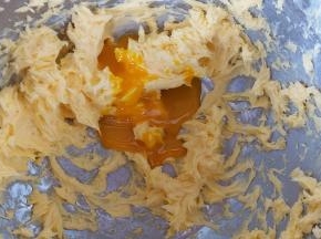 分三次加入蛋黄，对黄油进行打发