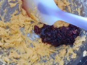然后加入玫瑰花酱