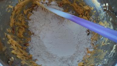 加入过筛的低粉