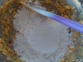 加入过筛的低粉