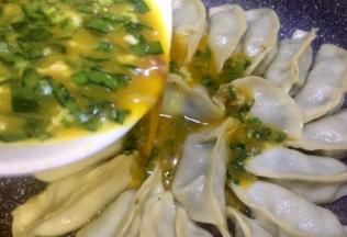 倒入调制好的蛋液，晃动锅尽量让蛋液均匀