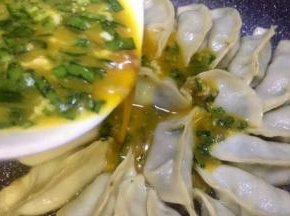 倒入调制好的蛋液，晃动锅尽量让蛋液均匀