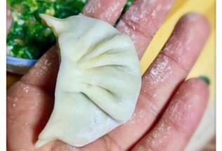 取饺子皮包饺子
