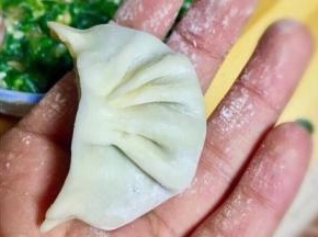 取饺子皮包饺子